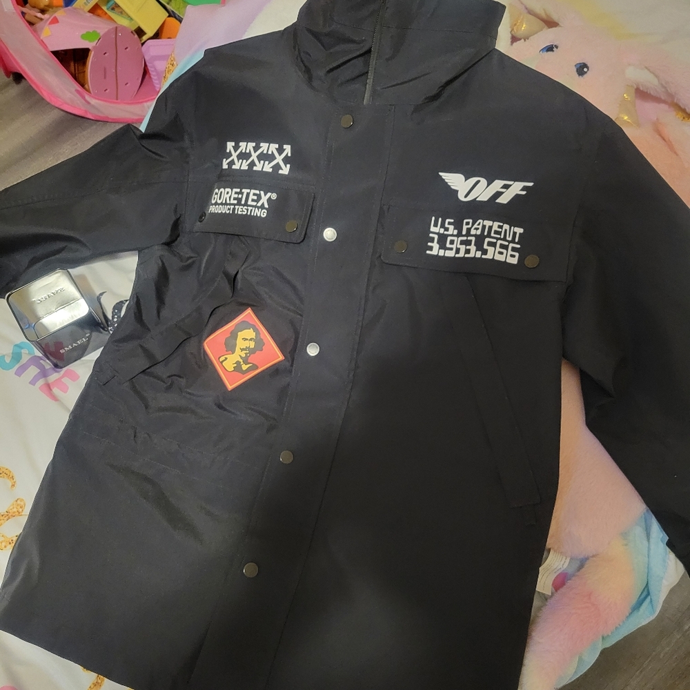 Like Brand New Off-White. Gore-tex Collab Jacket (Meet ups I'll do $850 flat)